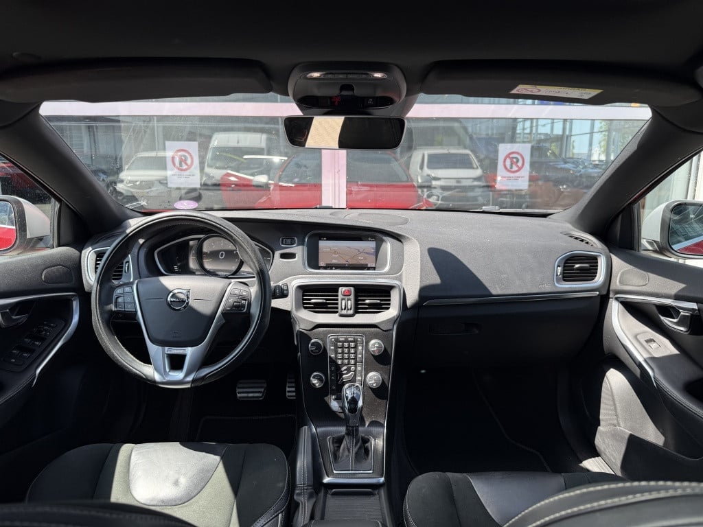 Volvo V40 t3 153pk aut6 polar+ sport| panodak| camera| h&k sound| trekhaak