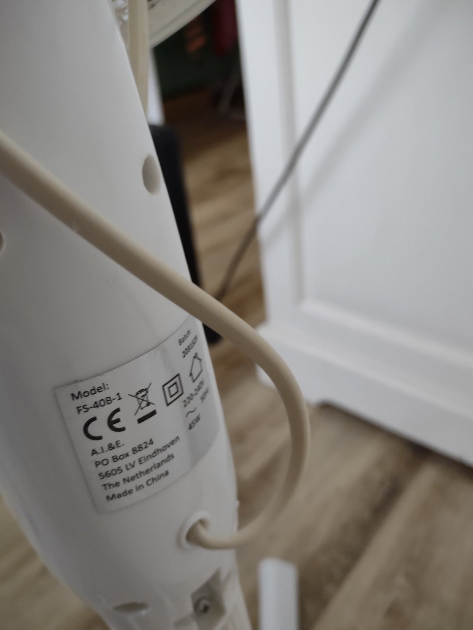 Witte staande ventilator, verschillende standen. 45W.