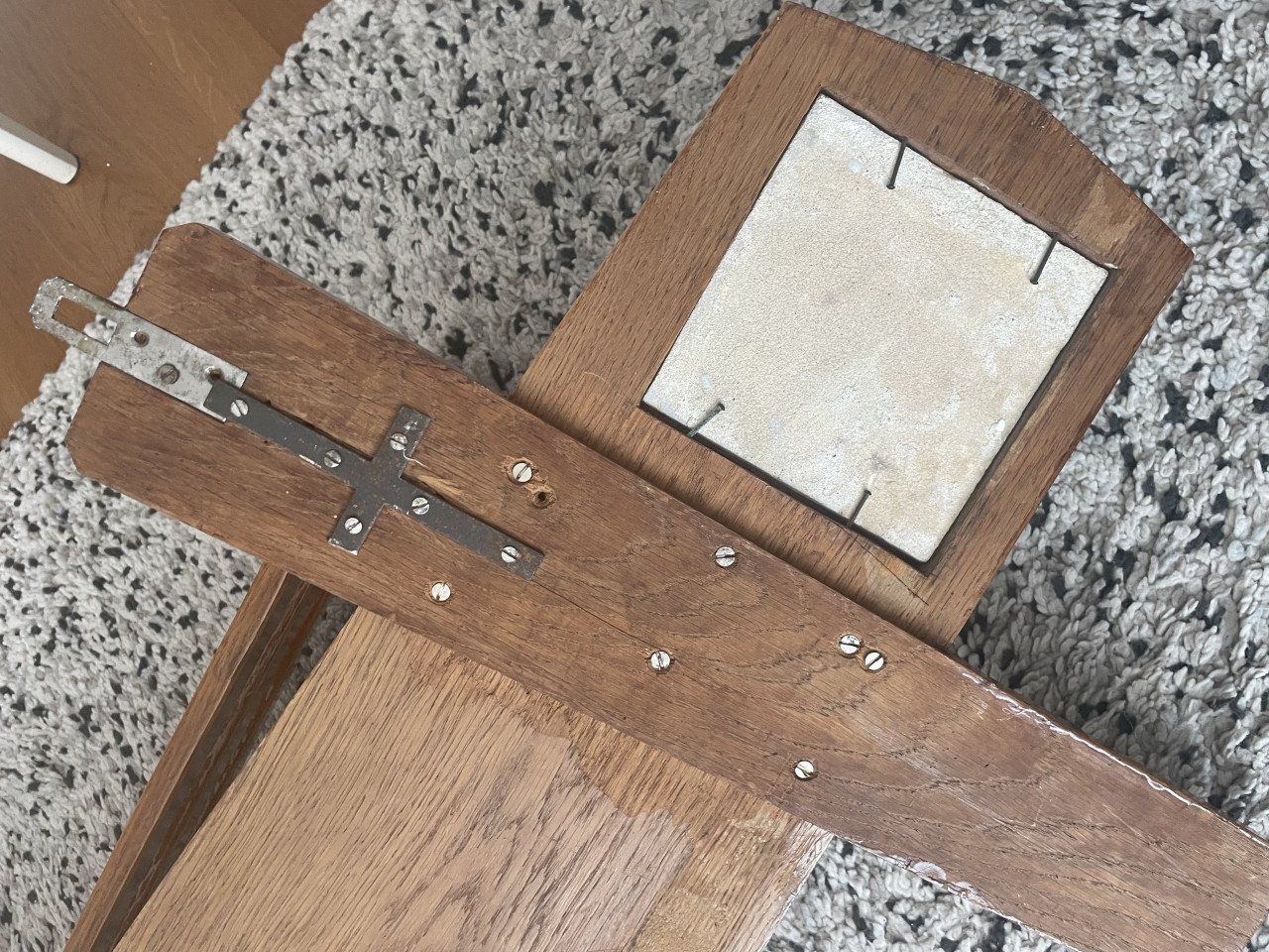 Unieke vintage kapstok met 2 delftsblauwe tegeltjes
