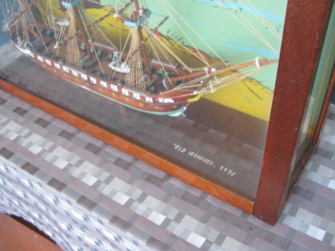Scheepsmodel in vitrine.