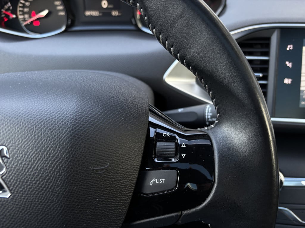 Peugeot 308 sw 1.2 puretech blue lease premium/ panoramadak/ trekhaak
