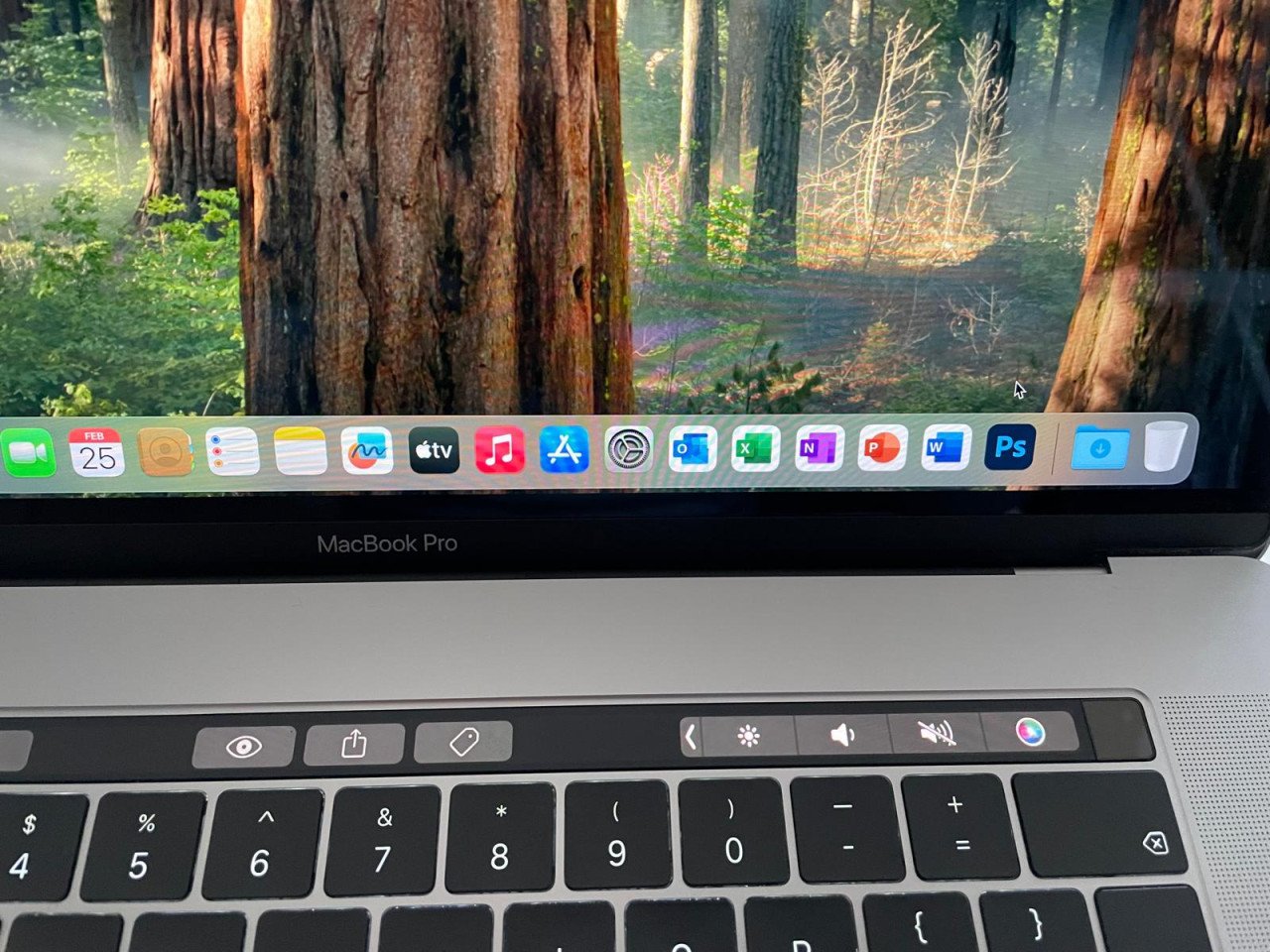 Macbook Pro 15 inch SSD i7 processor 16GB RAM Office Photoshop Sleeve