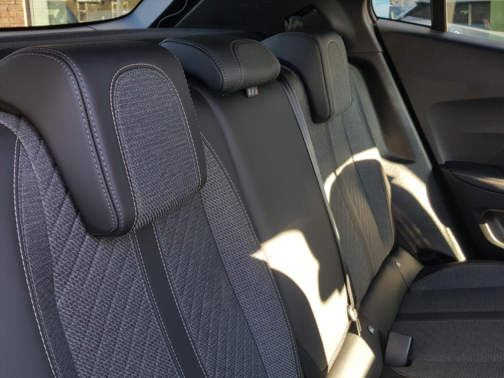 Peugeot 2008 allure 1.2 puretech 100pk navigatie | achteruitrijcamera | app