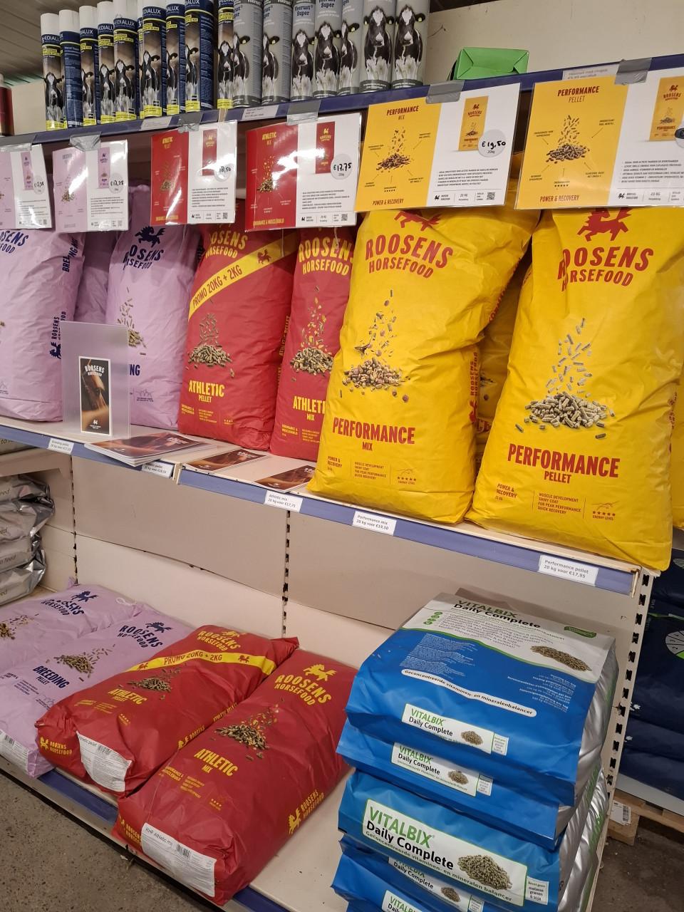 Groot assortiment paardenvoeders en bodembedekking