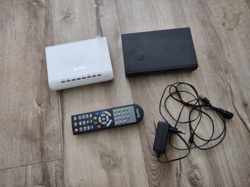 Nette Zyxel mediaspeler en wifi repeater, afstandsbediening.
