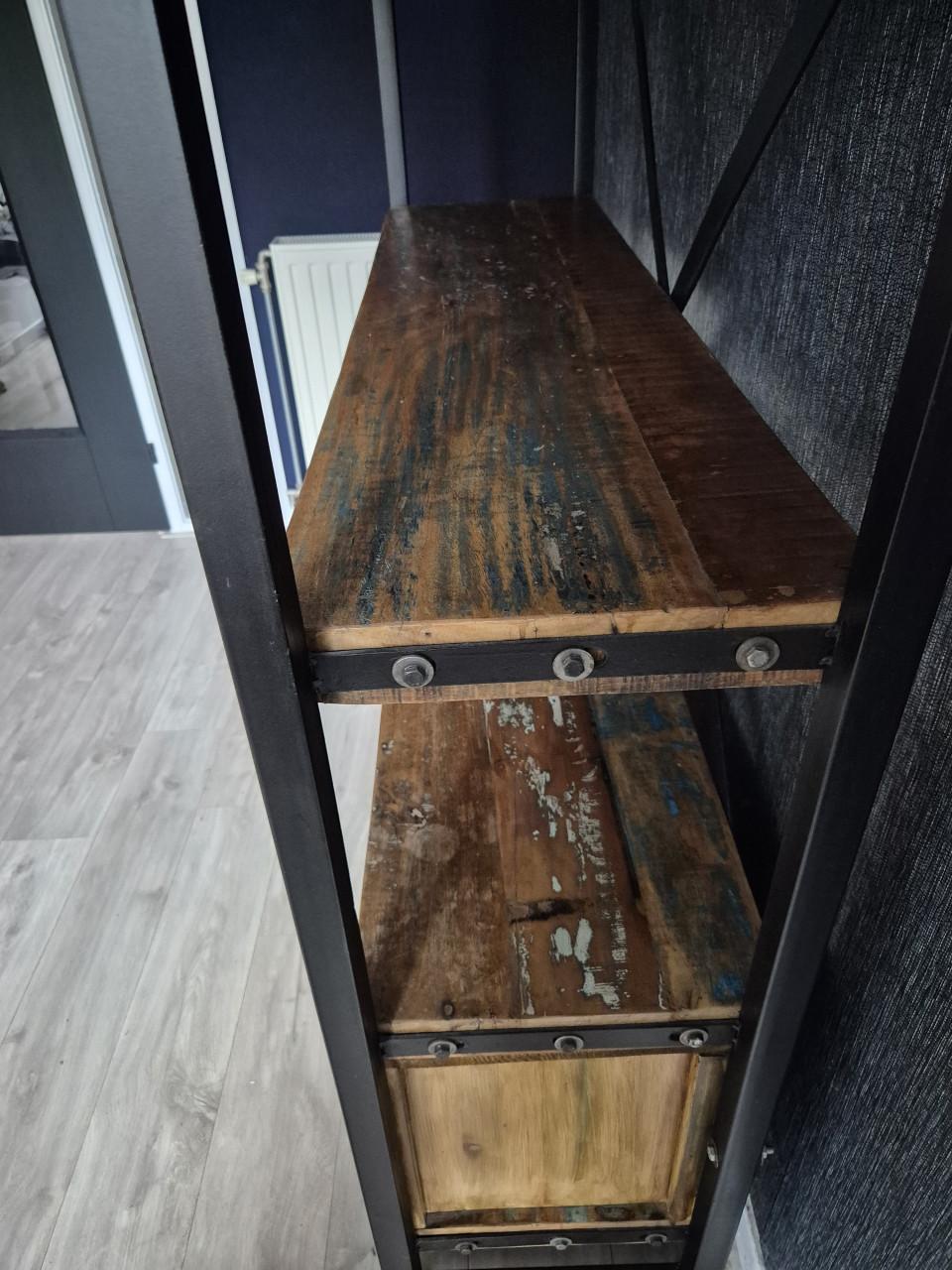 Industriële stellingkast/wandmeubel oud boothout (mango)