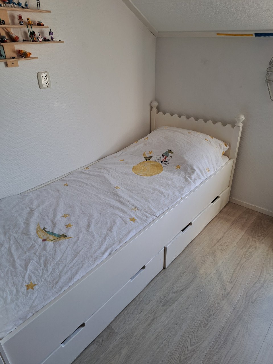 Mooi wit houten kinderbed met opberglades incl lattenbodem en matras!