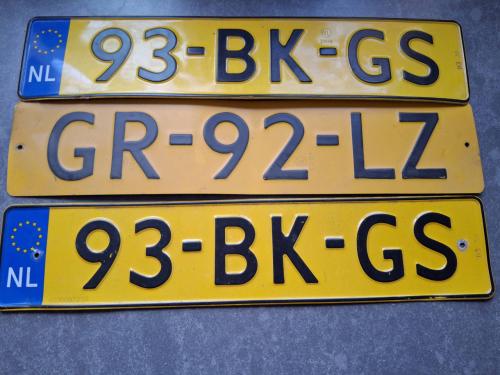 Drie kentekenplaten