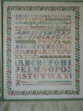 Merklap alfabet in lijst 54x45 cm - voltooid borduurwerk