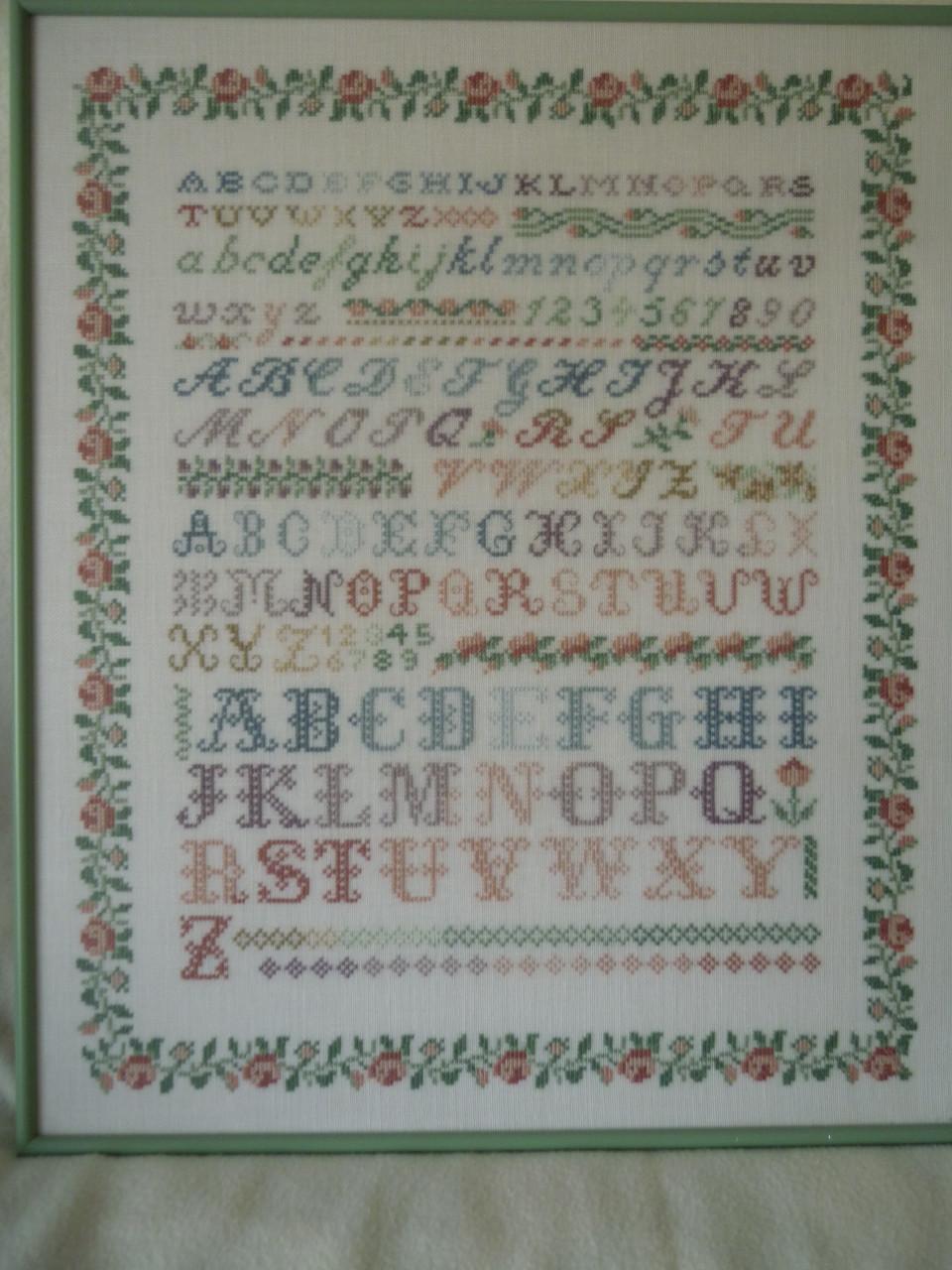 Merklap alfabet in lijst 54x45 cm - voltooid borduurwerk