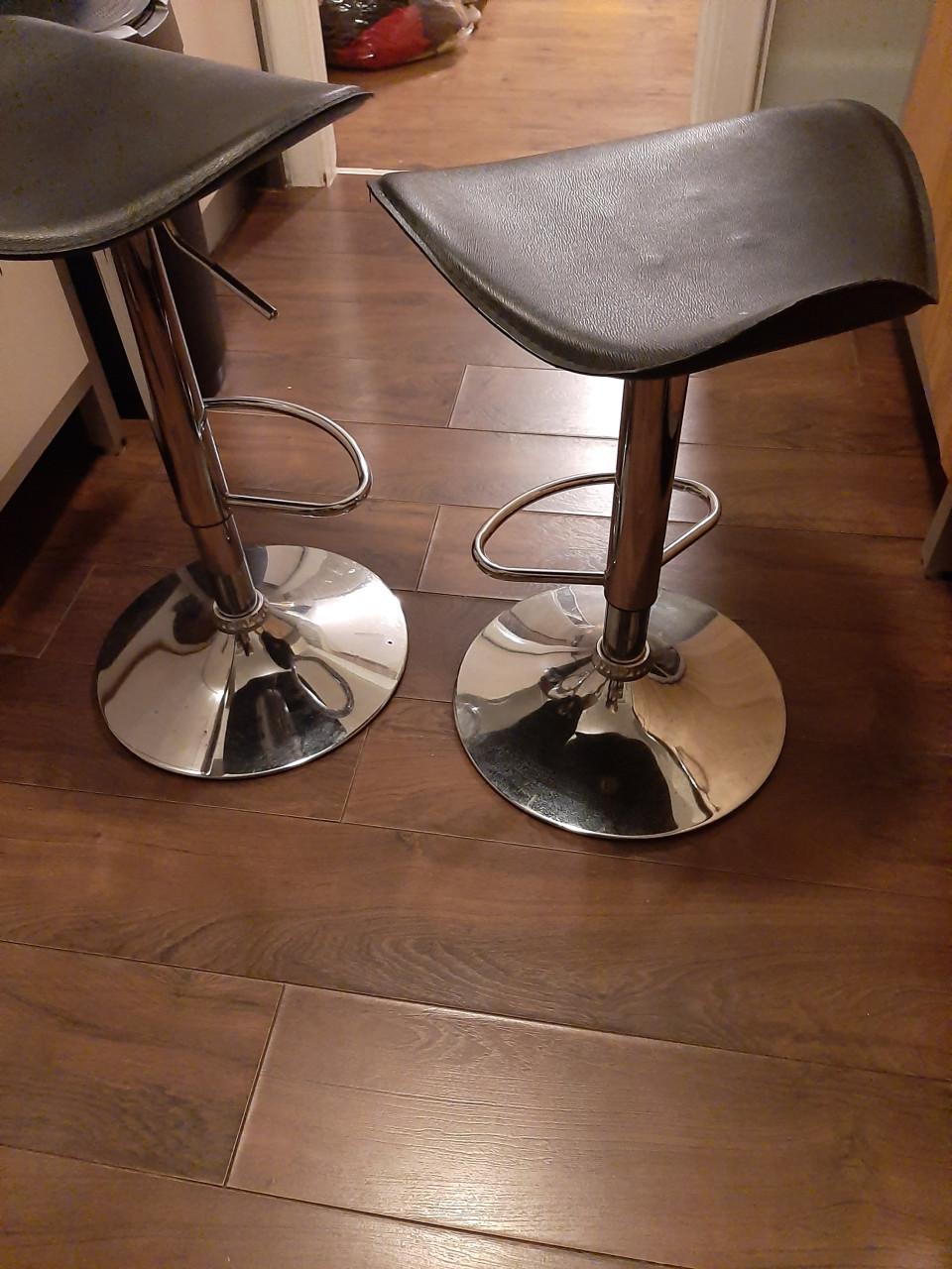 2 mooie barkrukken en een designstoel