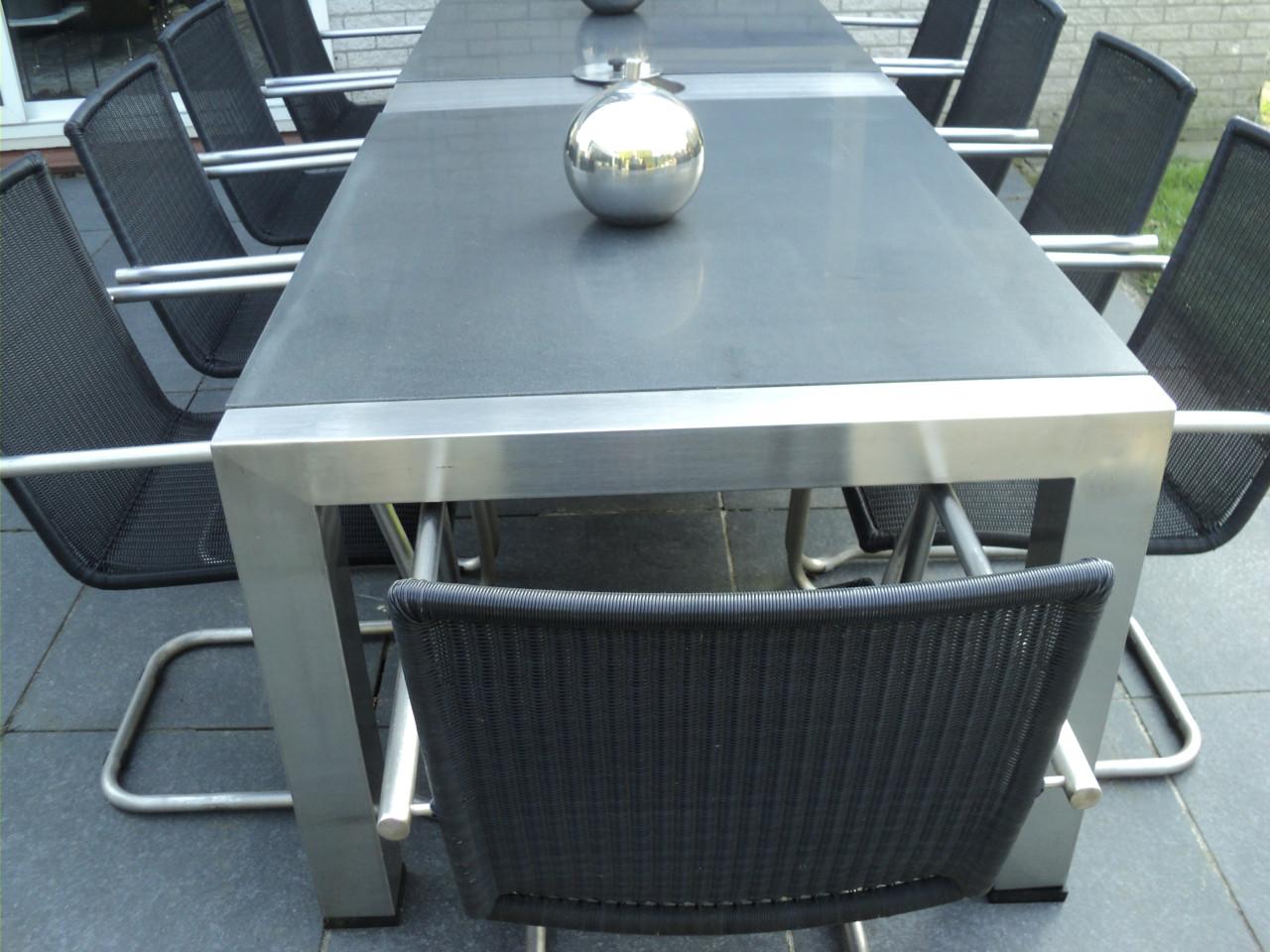 Prachtige RVS tafel met gezoet zwart graniet blad en 10 rvs Stoelen