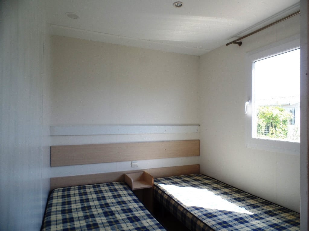 Prima chalet met middenkamer 2 slk op kavel nabij Grevelingenmeer te koop