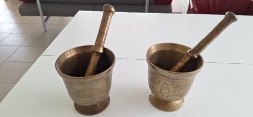 Twee messing vijzels
