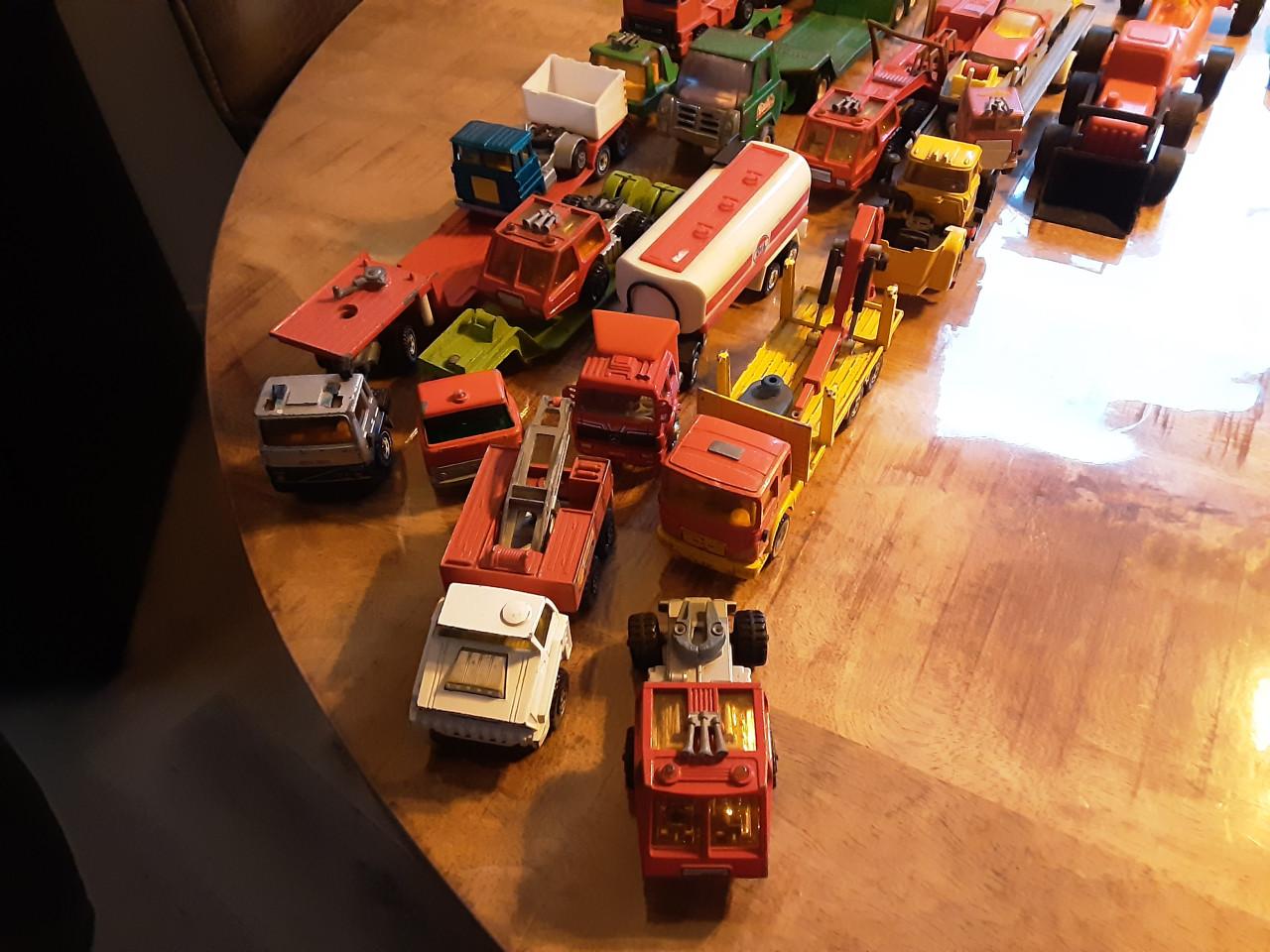 110 modelauto  bieden vanaf  200 euro voor alles