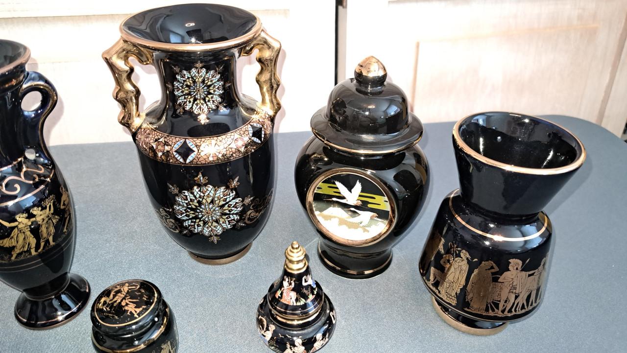 Mooie zwarte decoratieve vazen, asbak, e.d. art chokin, 24K goud