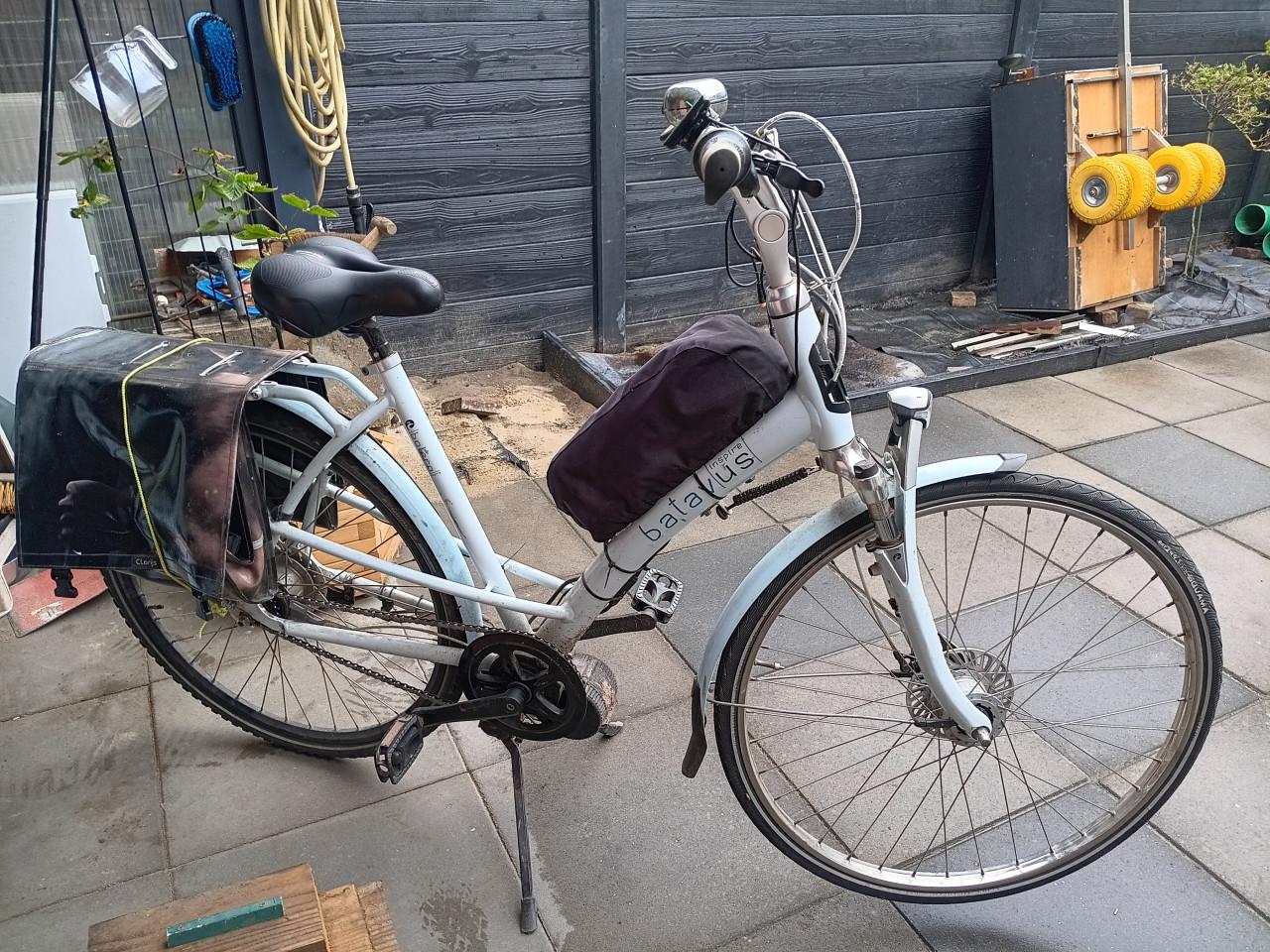 2 dames fietsen omgebouwd tot elektrische fiets.