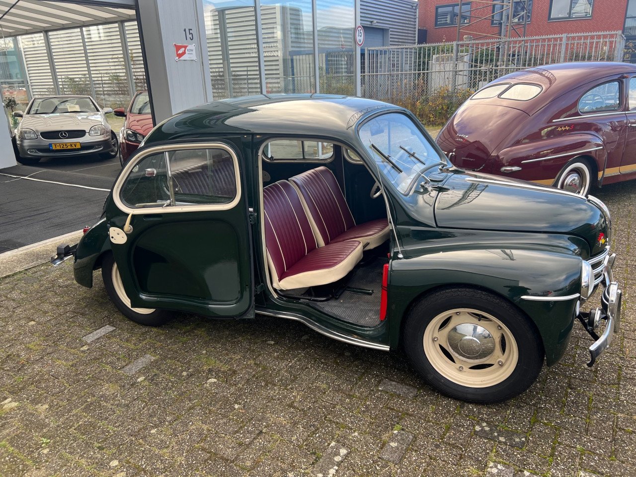 Prachtige Renault 4 CV uit 1957
