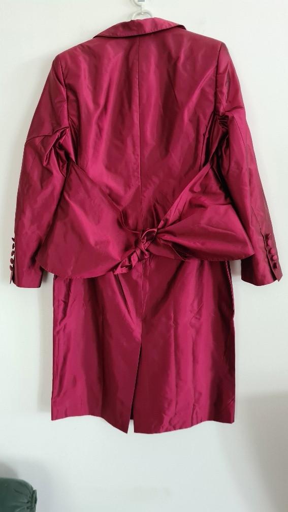 RENA LANGE: Nieuw robijnrood mantelpak maat 44/46 € 2.650,–