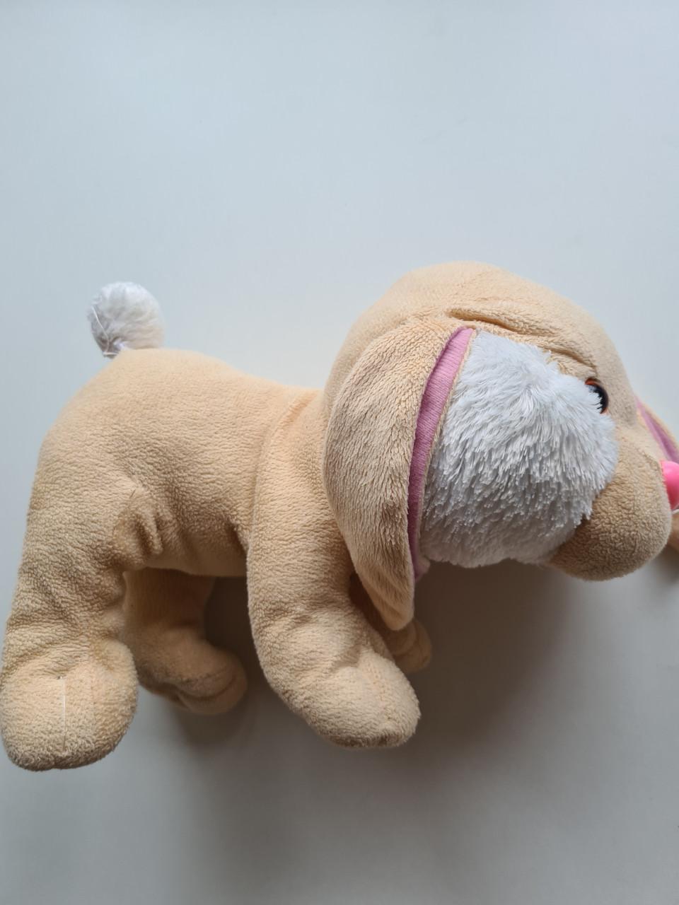 Deze schattige knuffel hond is in uitstekende staat, zo goed als nieuw.