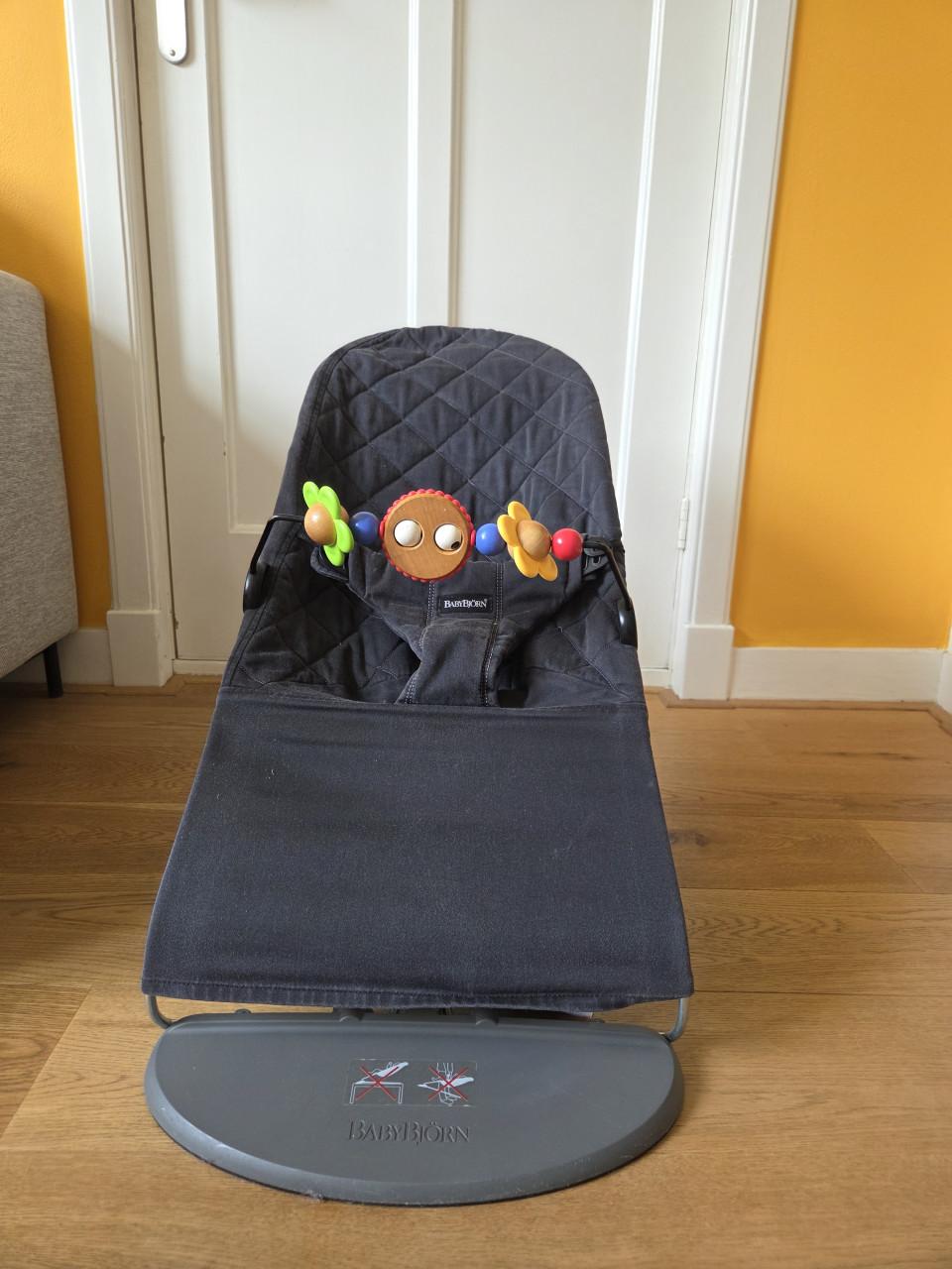 BabyBjörn wipstoel met speelboog