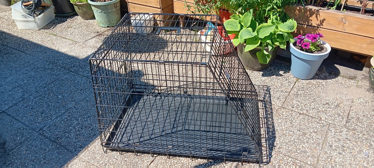 Hondenbench 90x56x65 + waterdicht kussen.