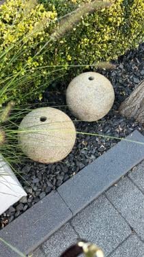 TE KOOP 2 natuurstenen bollen