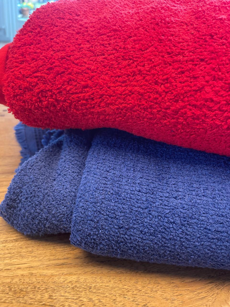 2x ruim 3 meter katoenen badstof. Rood & blauw.