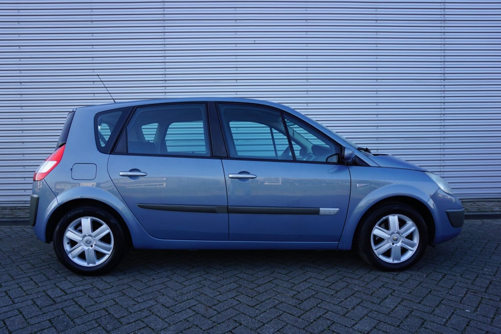 Renault Scenic 2.0-16v tech line climate / cruise / trekhaak / lm velgen / 