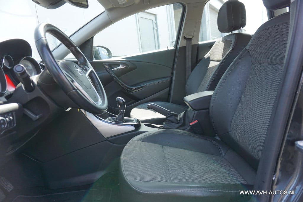 Opel Astra sports tourer 1.4 turbo sport +