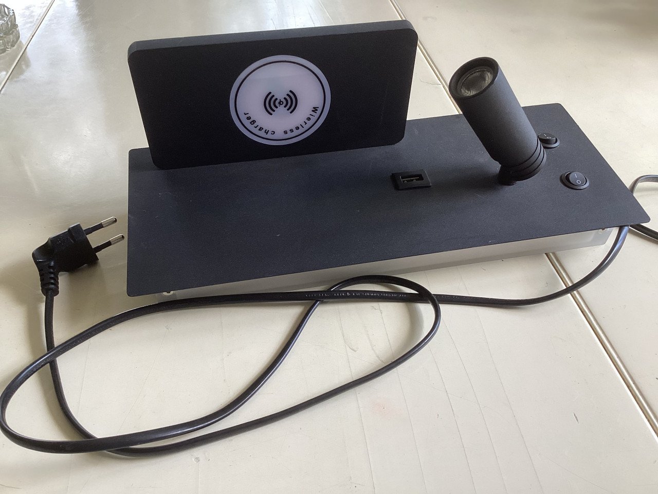 Nieuwe wandlamp , ook tel. opladen , usb