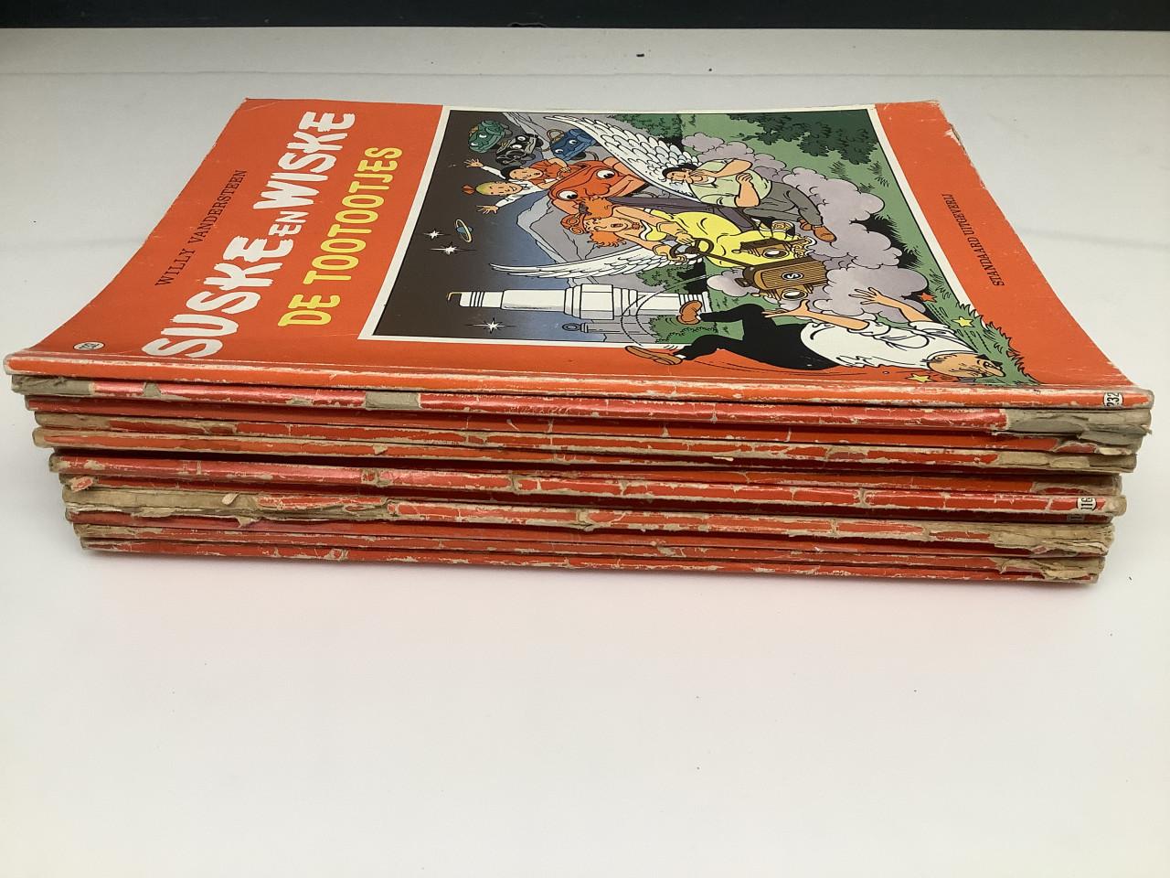 Stripboeken Suske en Wiske waarvan de ruggen in mindere staat zijn.