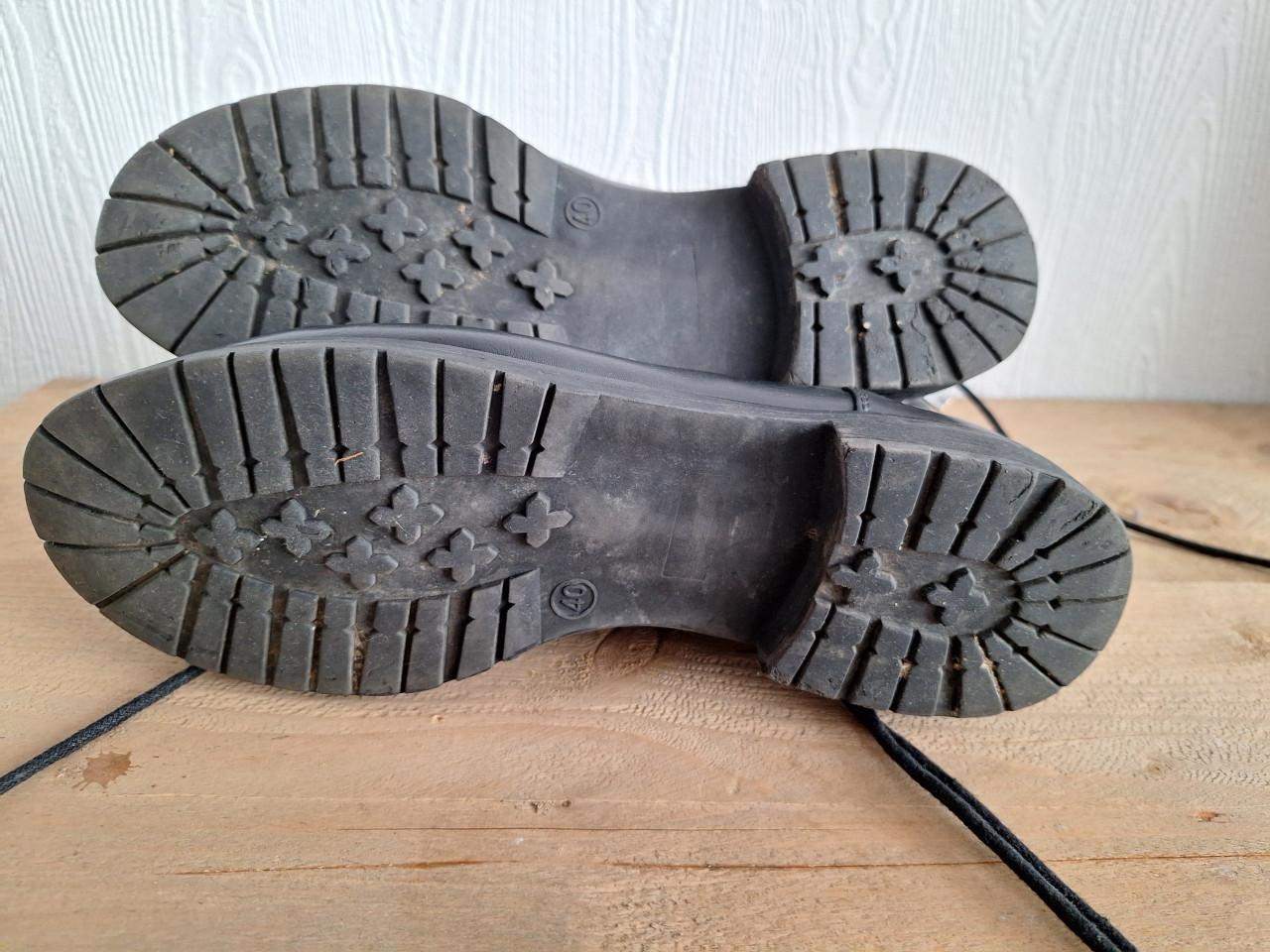 Laarsjes met achter rits. maat 40