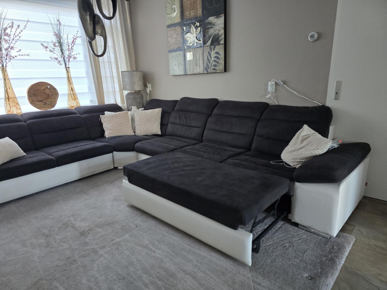 Grote hoekbank met slaapfunctie – Moet snel weg!