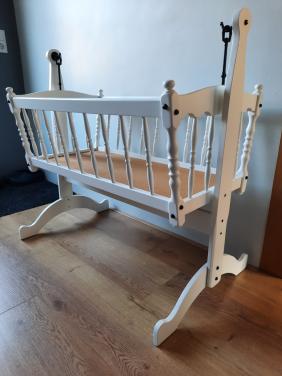 Mooie schommelwieg 90cm met bijna nieuw matras.