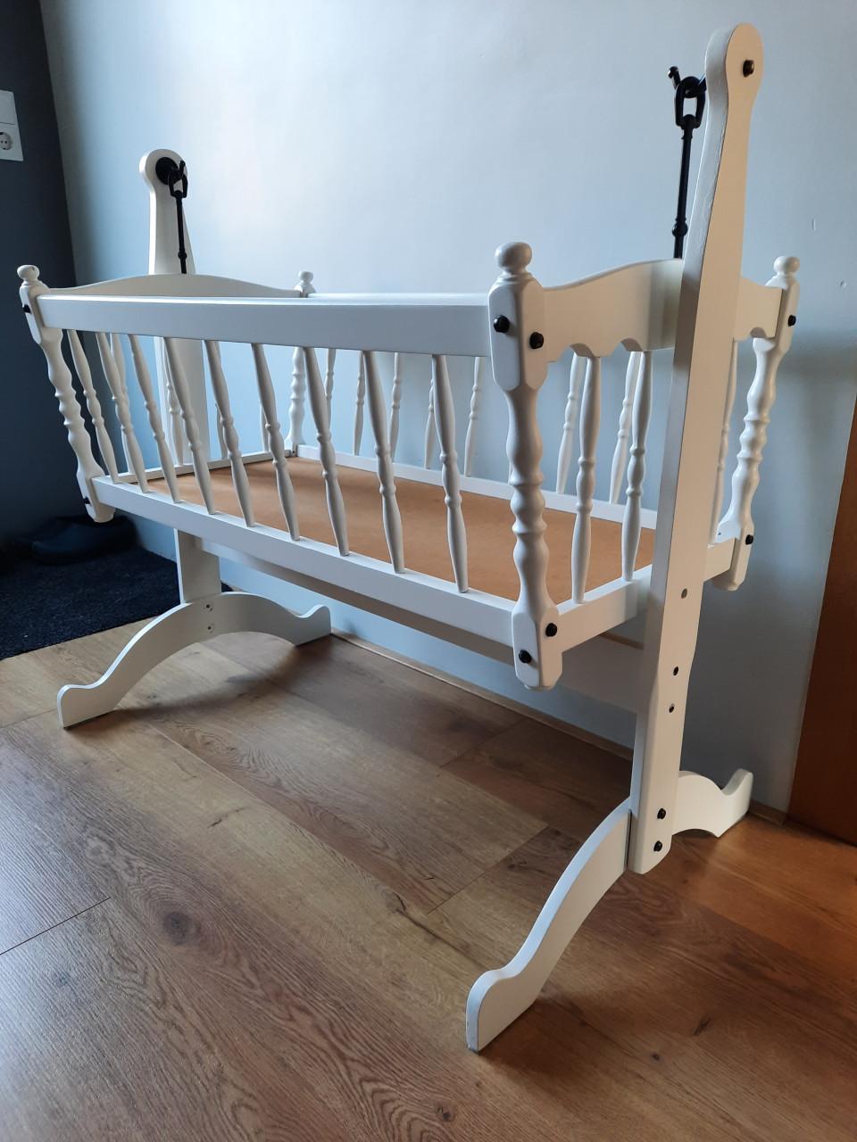 Mooie schommelwieg 90cm met bijna nieuw matras.