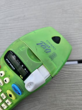 Zgan Dymo Letra Tag 2000 groene Handheld Label Maker....