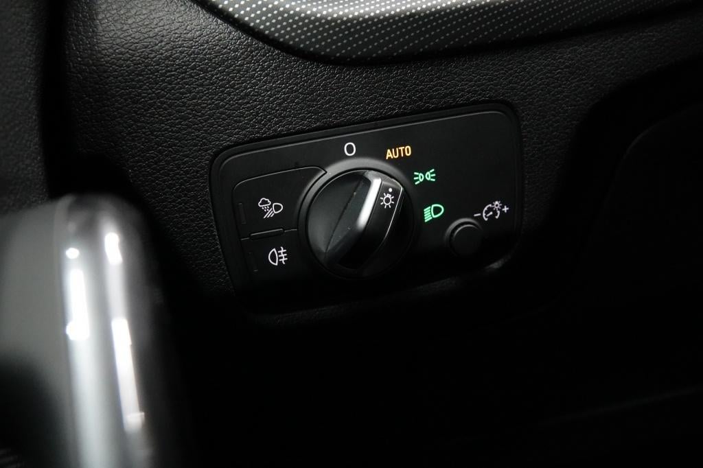 Audi Q2 1.5 tfsi | acc | pdc | carplay | s-line |