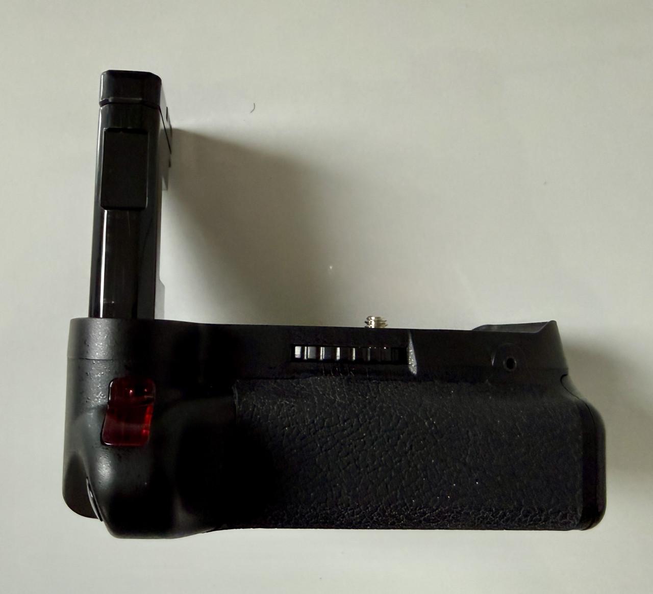 De Nikon D3100 body met Jupio batterijgrip