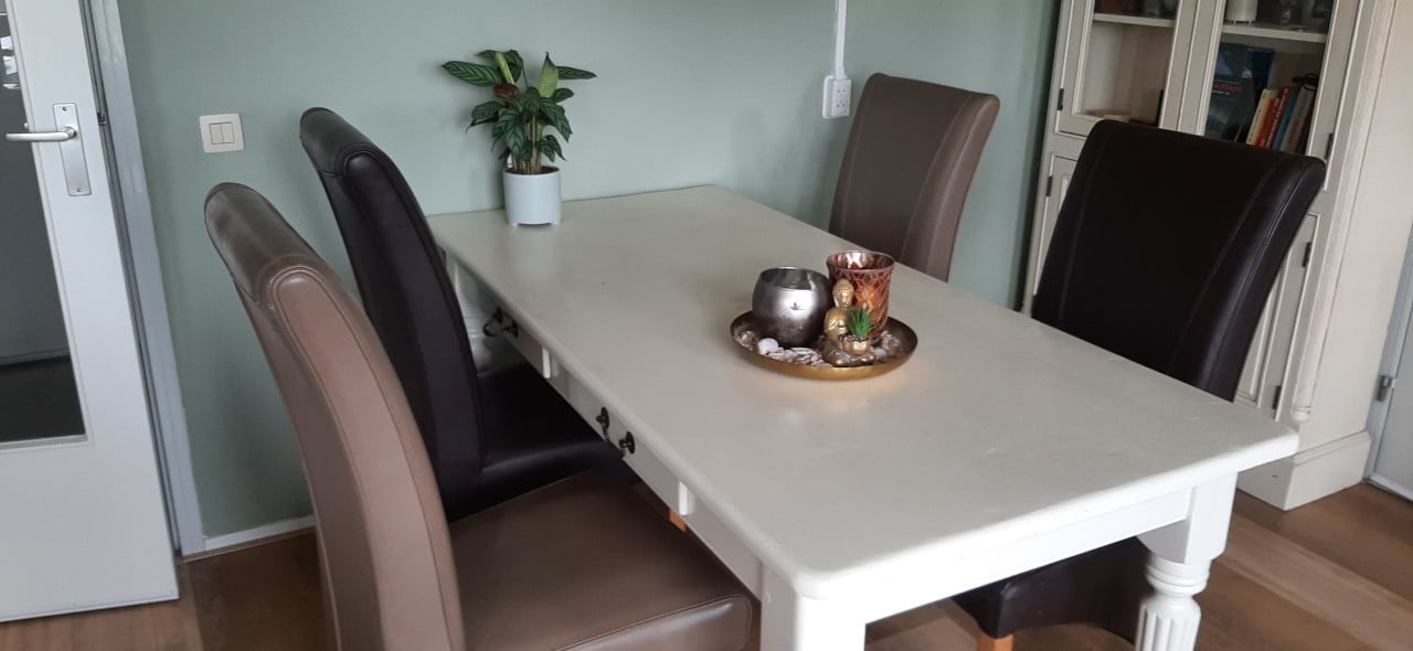 Eetkamertafel met 4 stoelen
