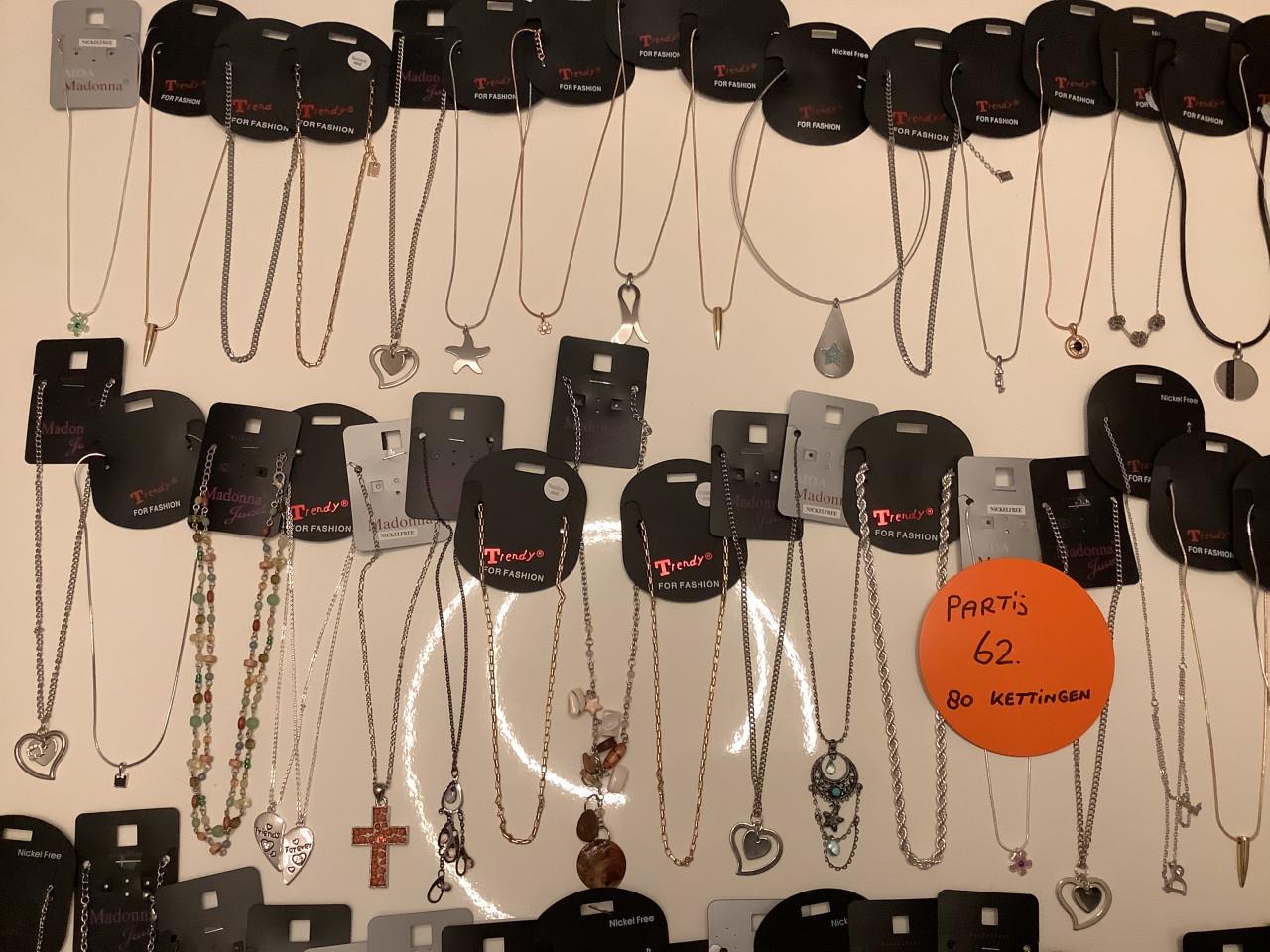 Partij mooie kettingen. ( partij 62)