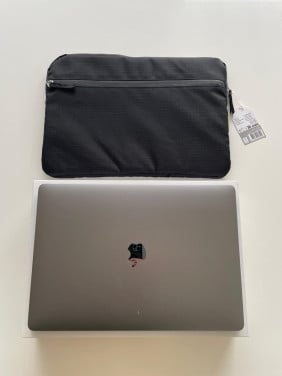 Macbook 15 inch SSD 16GB RAM - Office pakket, Photoshop, Sleeve, etc.