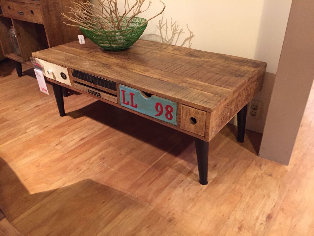 Mooie en stoere mangohouten salontafel