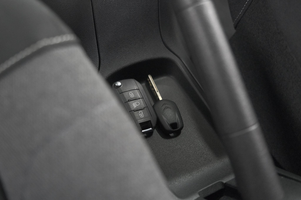 Citroen C3 puretech 110 shine | camera | navigatie | apple carplay | parkee