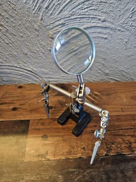 Zgan vintage Soldeerhulp met vergrootglas en klemmen