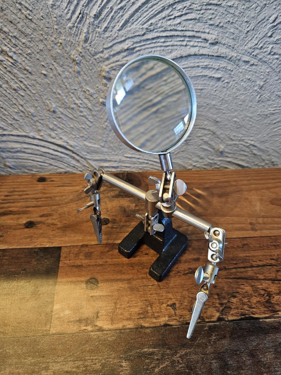 Zgan vintage Soldeerhulp met vergrootglas en klemmen
