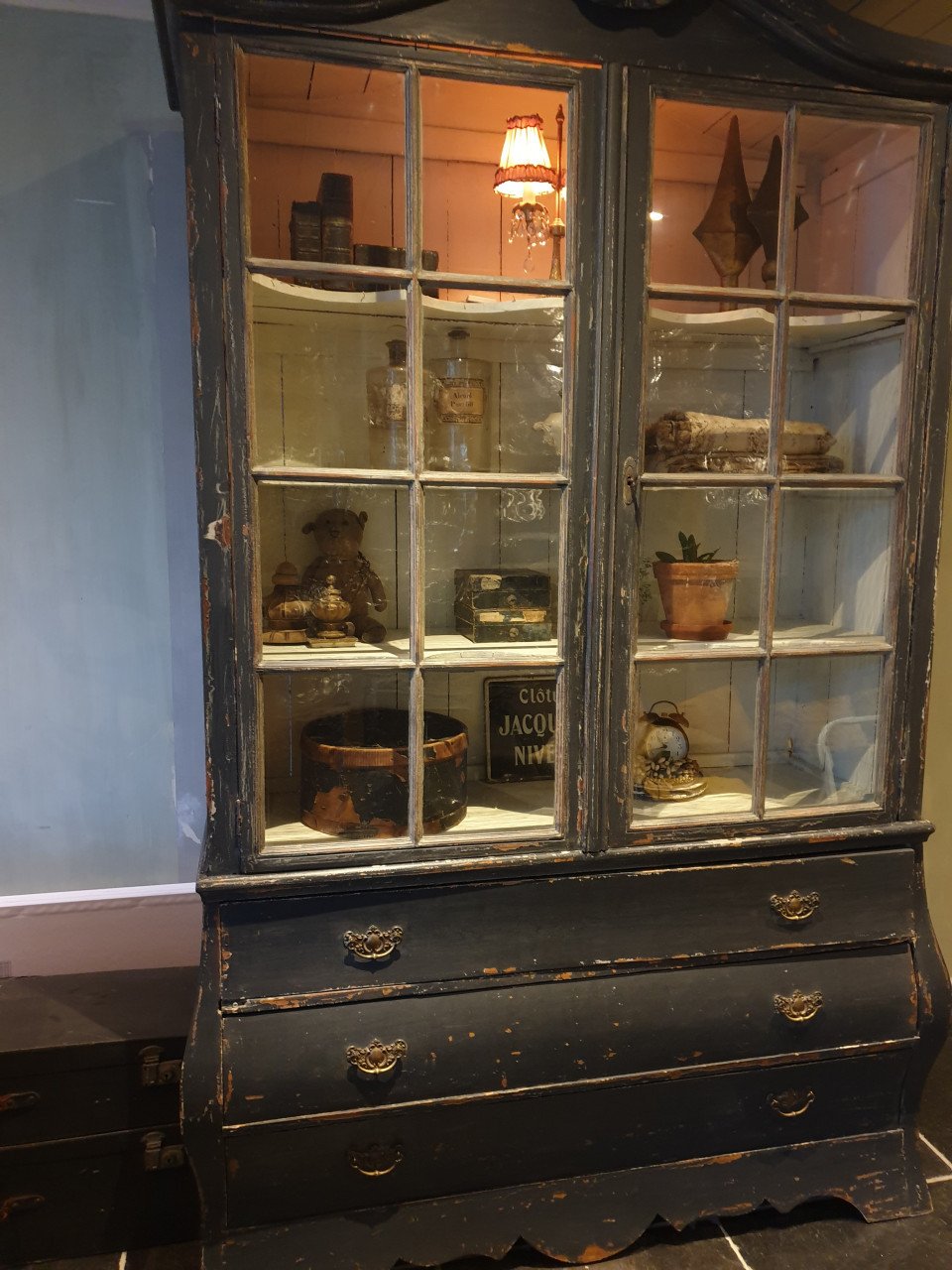 Prachtige brocante buffetkast met glazen deuren