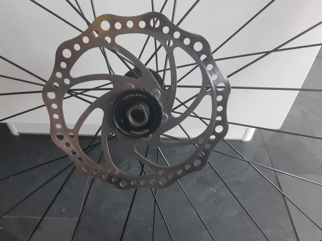 Shimano rs171 wielset met casette, banden en remschijven