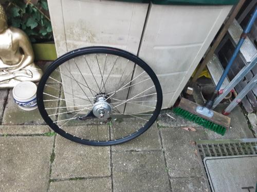 26 x 1,75 inch nexus achterwiel, 3 speed,rollerbrake rem (zwarte velg  )