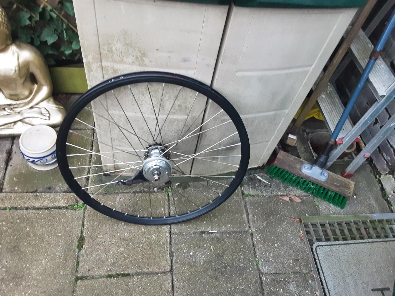 26 x 1,75 inch nexus achterwiel, 3 speed,rollerbrake rem (zwarte velg  )